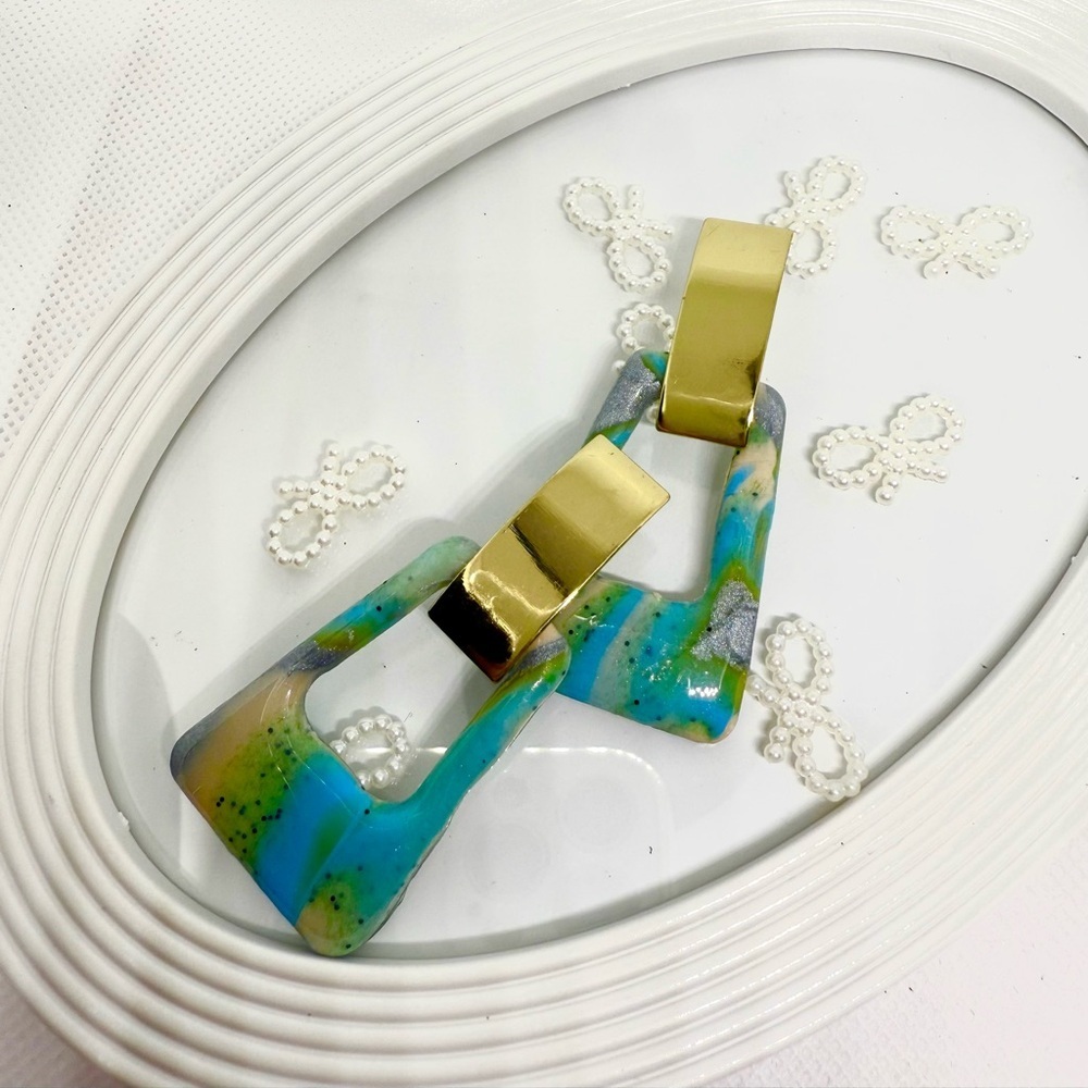 Blue and White Artistic Pendant - Picture 3 of 3